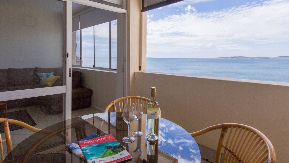 Port Lincoln Apartment | Affordable modern seafront Unit with fantastic views of Boston Bay.