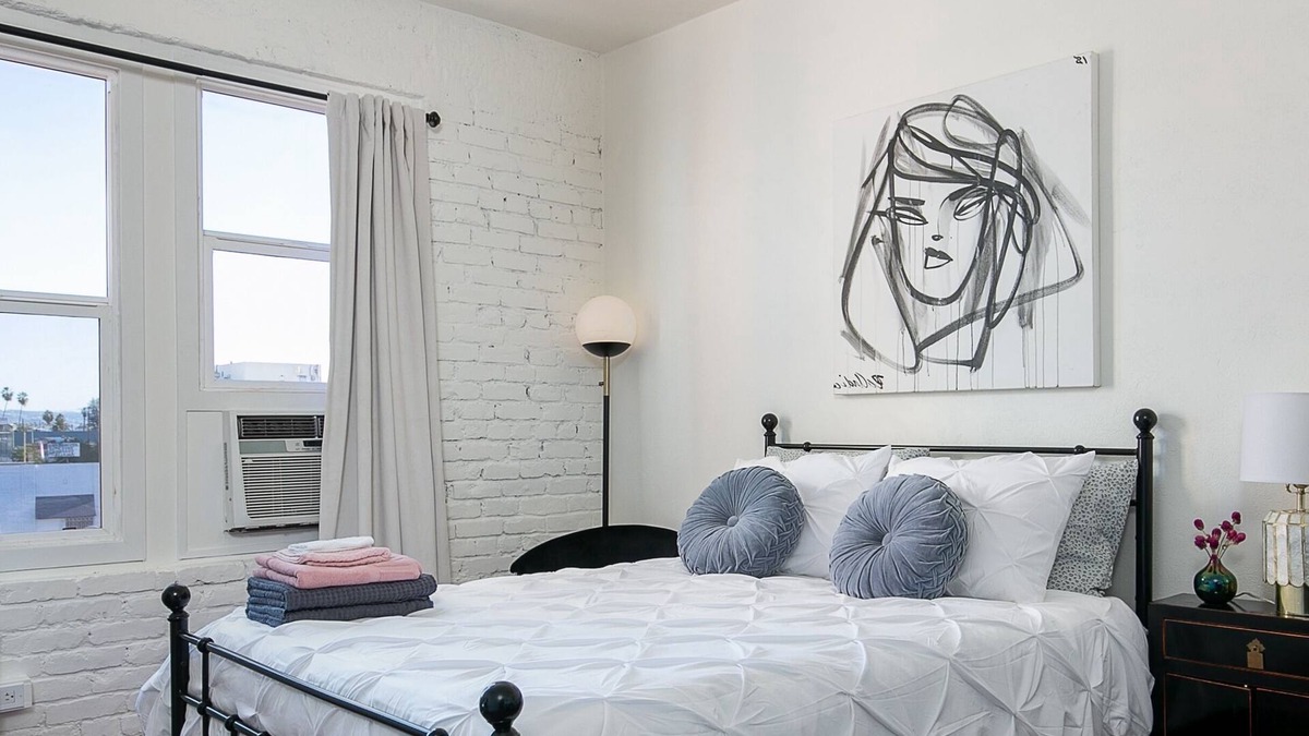 Westlake Apartment | Affordable Queen Studio Near DTLA!