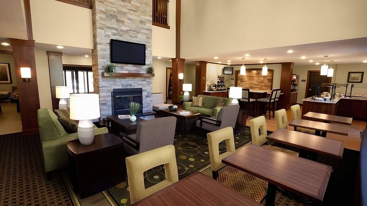 Las Colinas Hotel | Affordable Stay Close to Texas Lottery Plaza! FREE Breakfast, Pets Allowed!