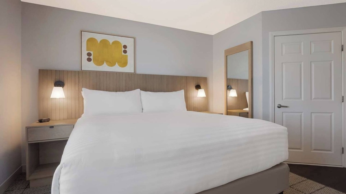Irvine Industrial Complex-East Hotel | Affordable Stay with Full Kitchen, Private Parking, Pets are Welcome!