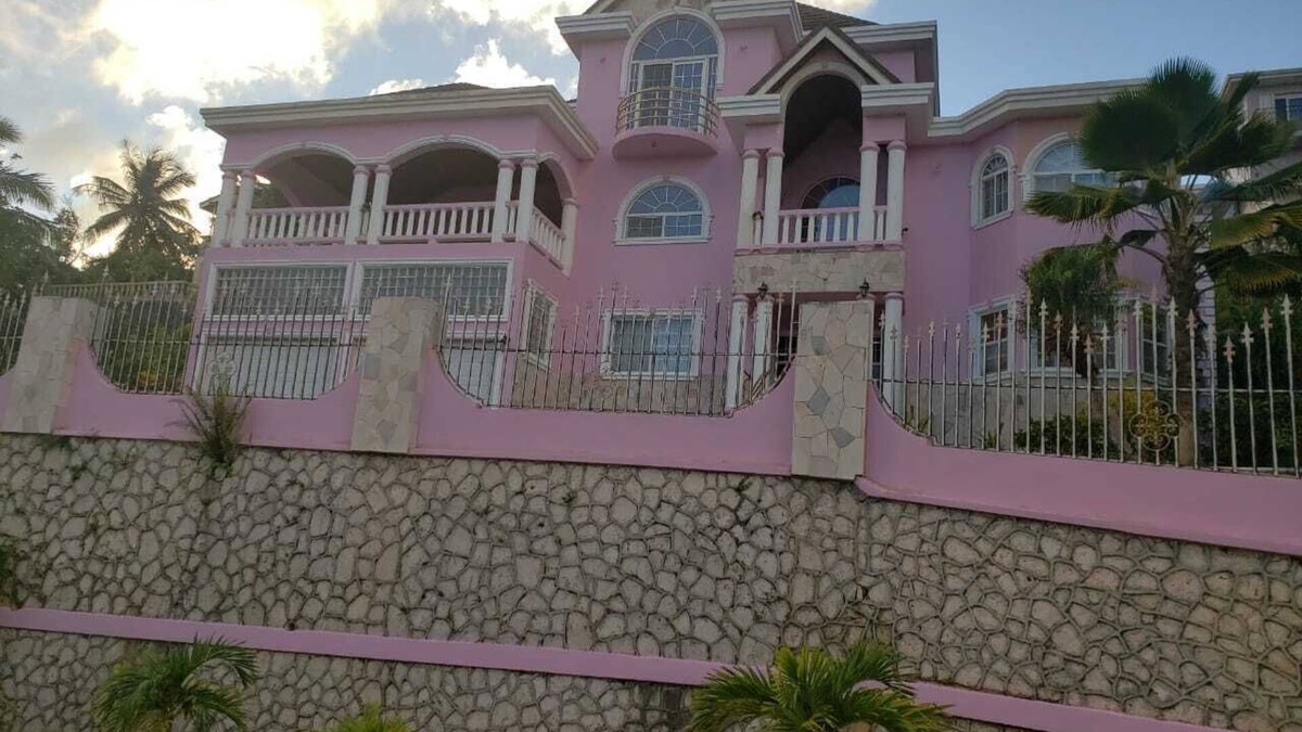 Mandeville House | Affordable vacation room rentals in beautiful Jamaica.