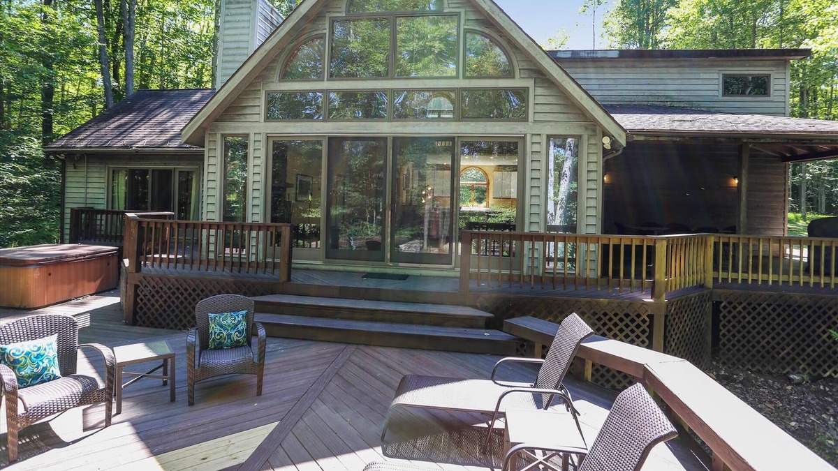 Davis Cabin | Affordably priced for a romantic getaway or family retreat~Beautiful Berkana!