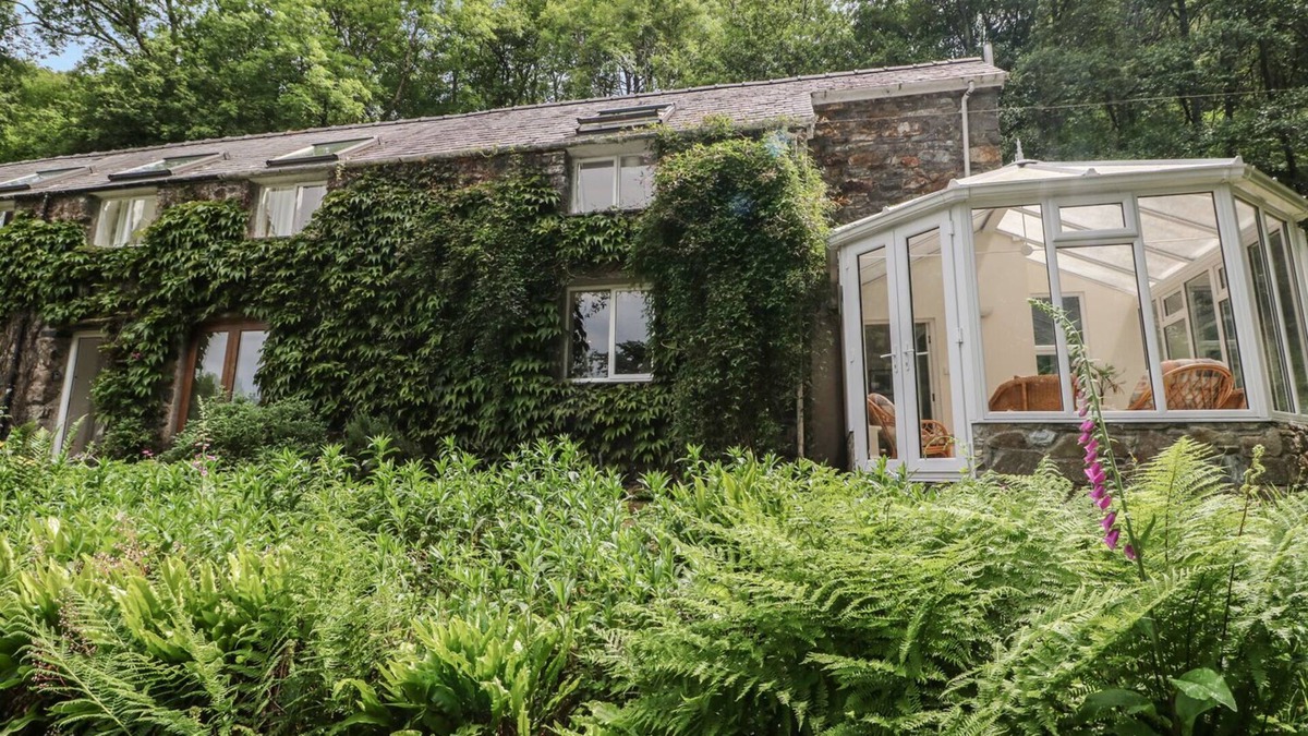 Arthog Cottage | AFON MORFA, pet friendly, with pool in Fairbourne