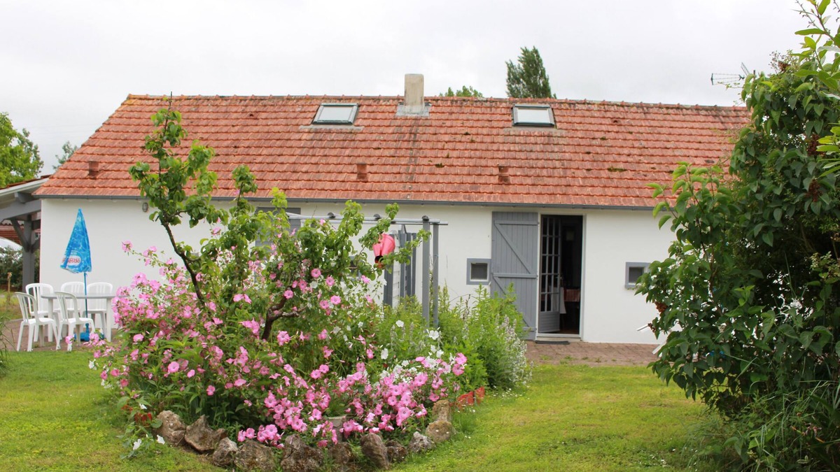 Le Perrier House | Agapanthe: Beautiful quiet residence relaxing neighborhood near the sea