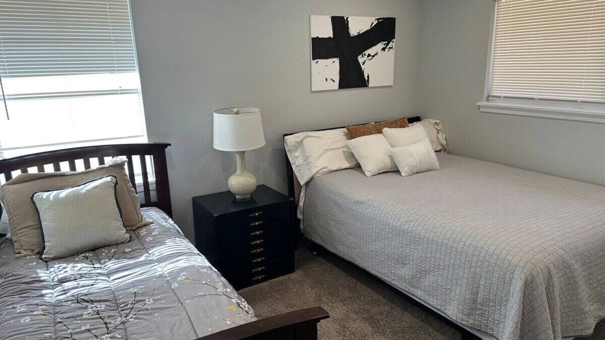 Tyler Apartment | Agreeable Gray: 3 Bedroom, Soothing 5 Beds, Large groups, Pet Friendlynn