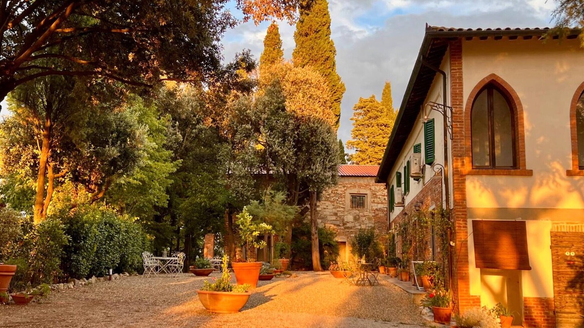 Foiano della Chiana Apartment | Agriturismo Santa Luce - Apartment 'Lavanda' with Shared Pool, Private Garden and Wi-Fi