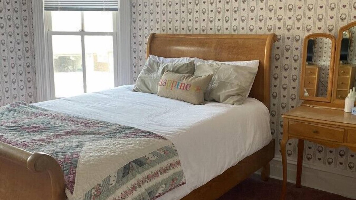 Wabasha Hotel | AH #2 · AH #2 Queen Suite w/Jacuzzi