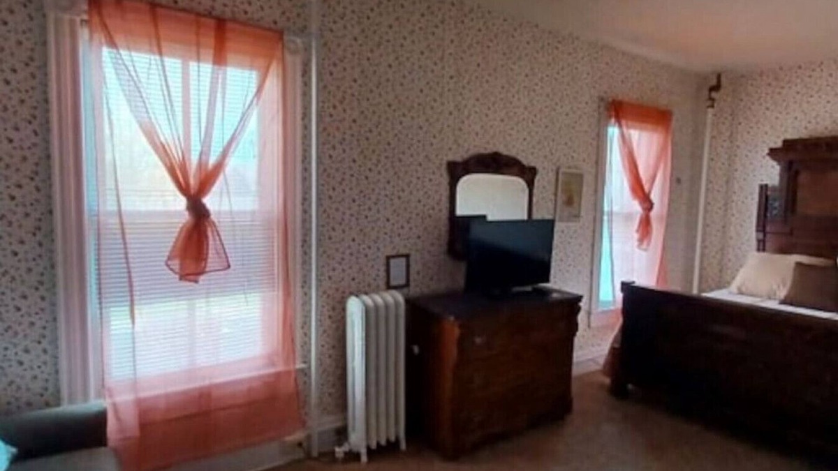Wabasha Hotel | AH #3 · AH #3 Queen Suite/SS/Shower/Fridge
