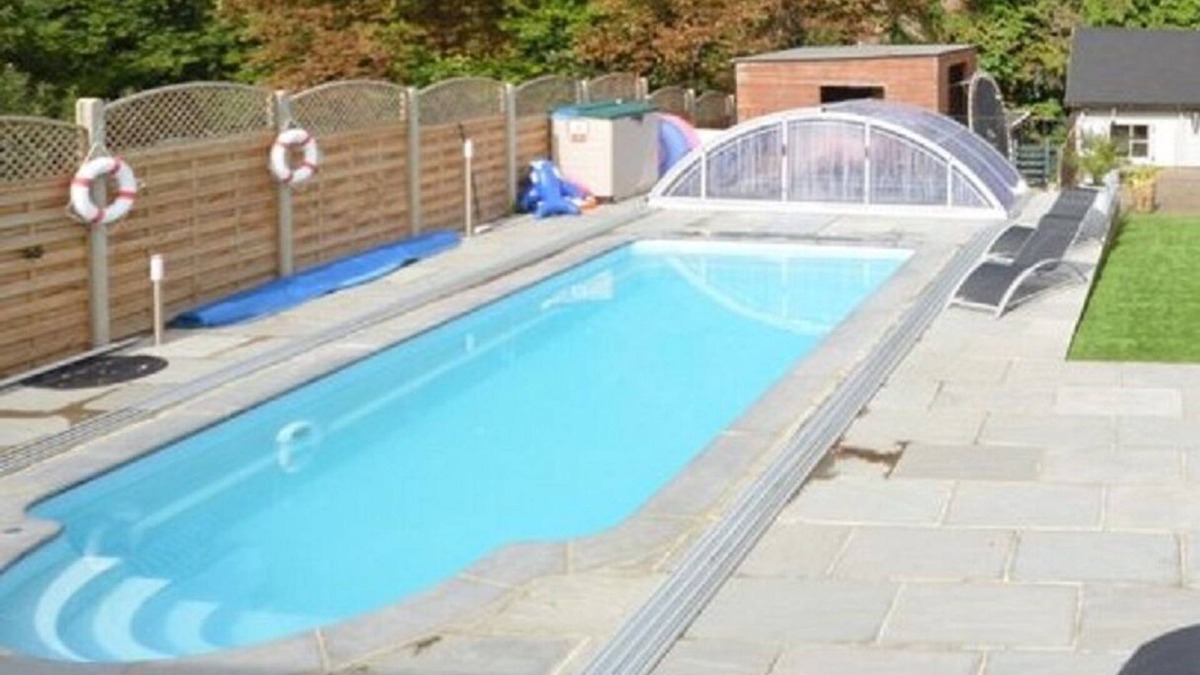 Ewell House | Air-con 6 bed house with pool+cinema+games room