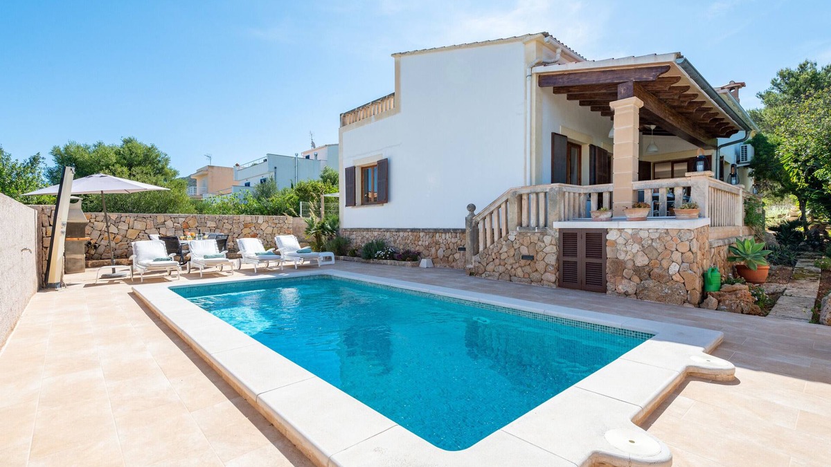 Urbanizacion Mont Ferrutx House | Air-Conditioned Holiday Home with Pool, Garden, Terrace & Wi-Fi