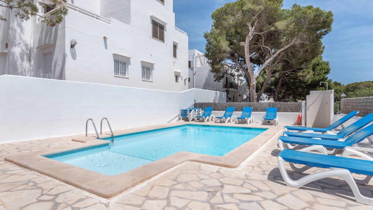 Cala Ferrera Apartment | Air-Conditioned Apartment with Pool, Wi-Fi, Balcony and Close to the Beach