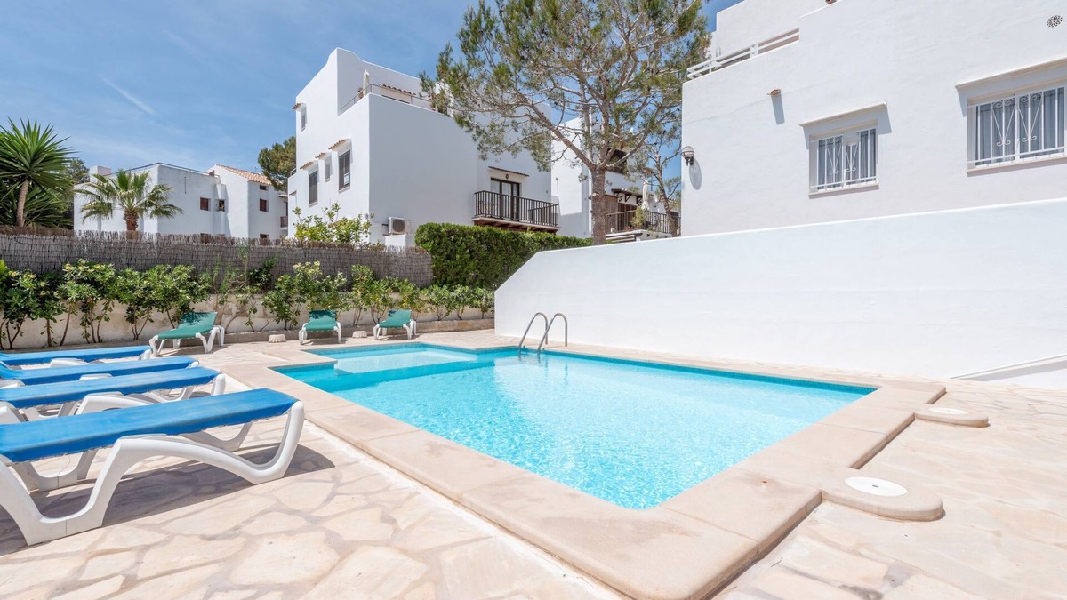 Cala Ferrera Apartment | Air-Conditioned Apartment with Pool, Wi-Fi, Balcony and Close to the Beach