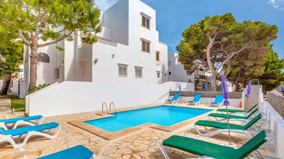Cala Ferrera Apartment | Air-Conditioned Apartment with Pool, Wi-Fi, Balcony and Close to the Beach