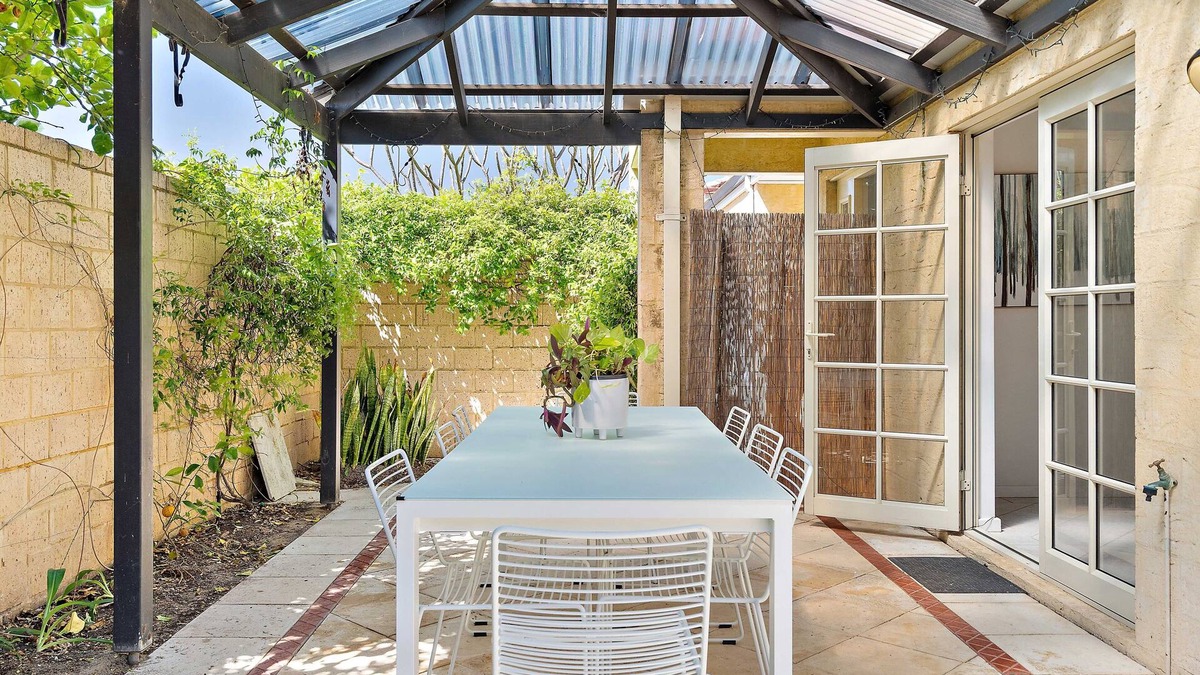 Wembley House | Air conditioned house near city and beach with secure garage