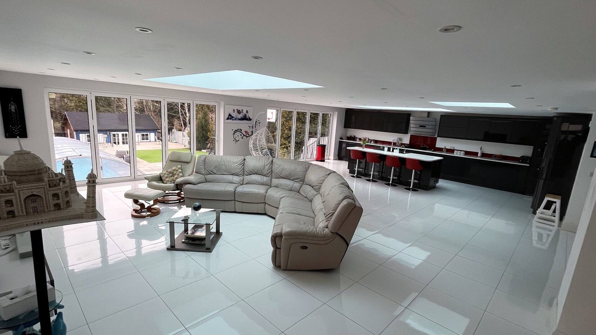 Ewell House | Air-conditioned Large 6 bed house with pool+cinema+games room