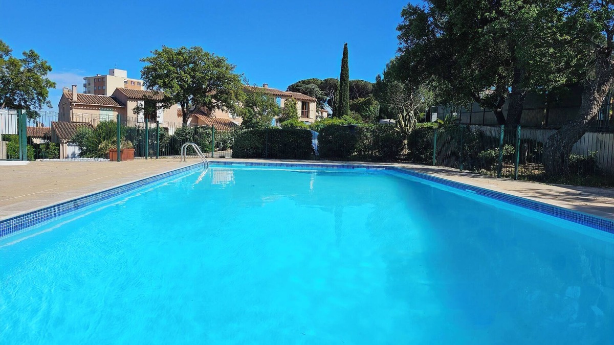 Sainte-Maxime House | Air-conditioned Provençal Mazet for 10 people