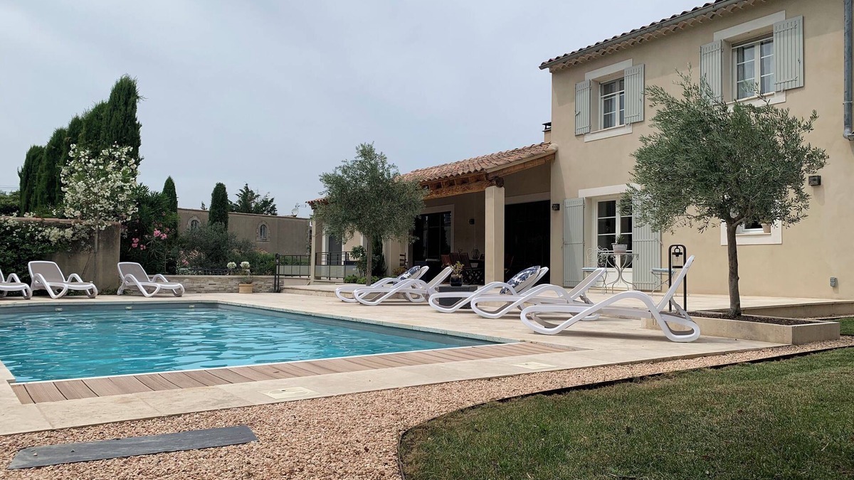 Eyragues Villa | Air-conditioned villa , heated pool for 10 people, close from St Rémy de Pvce