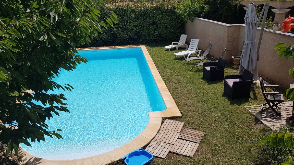 Plaissan Villa | Air-conditioned villa pool prox lake sea and river
