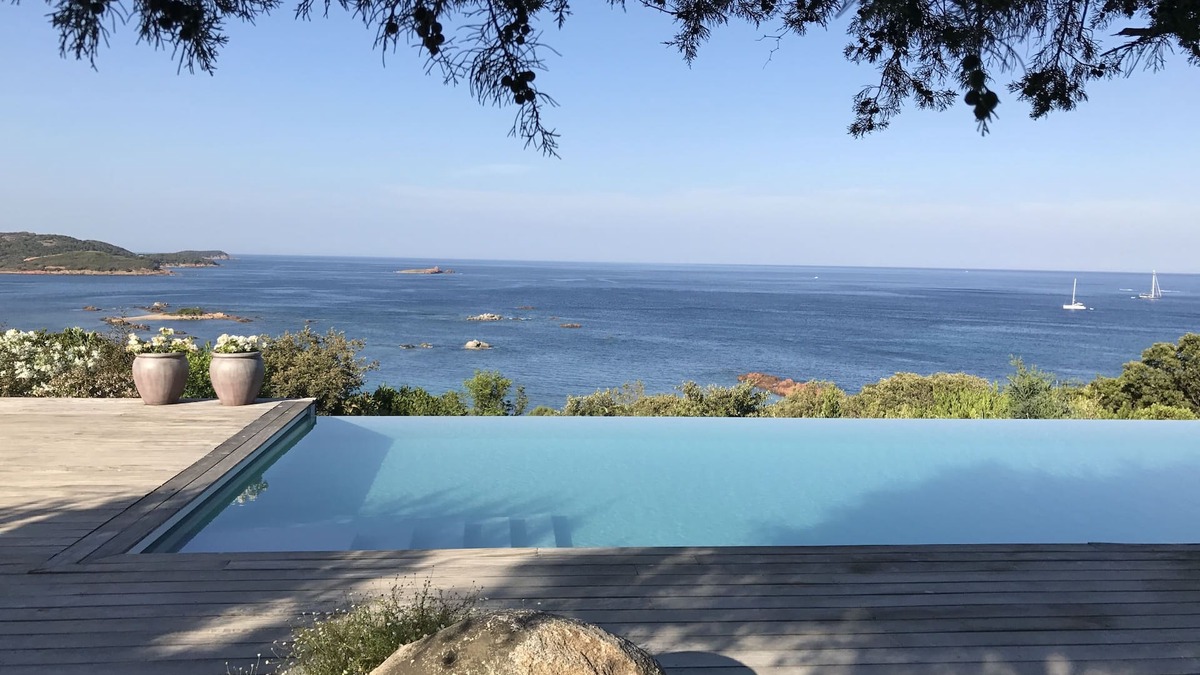 Cala Rossa House | Air-conditioned waterfront villa with pool and beach