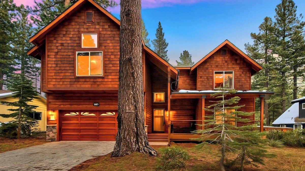 Pioneer Trail Cabin | Air Conditioning, Hot Tub, EV Charger, Bunk Beds, High-end Mountain Home