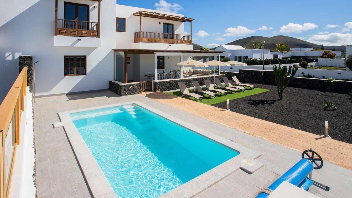 Tinajo Villa | Aircon, Wi-Fi, Smart TV, Private pool