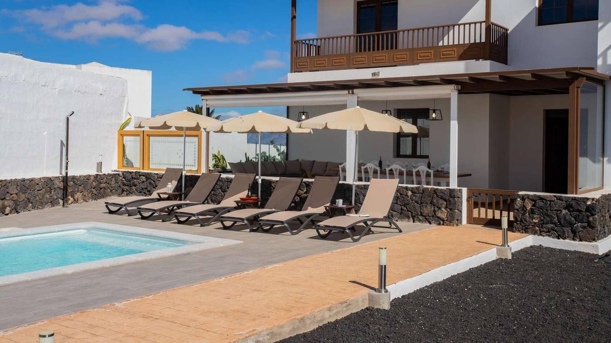 Tinajo Villa | Aircon, Wi-Fi, Smart TV, Private pool