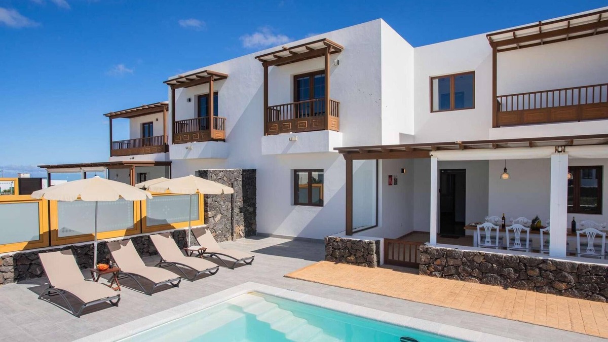 Tinajo Villa | Aircon, Wi-Fi, Smart TV, Private pool