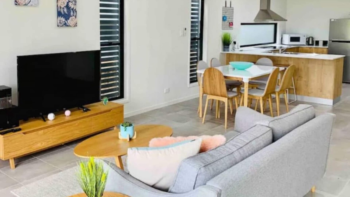Airlie Beach House | AIRLIE BEACH Delight. Hop, skip jump to everything