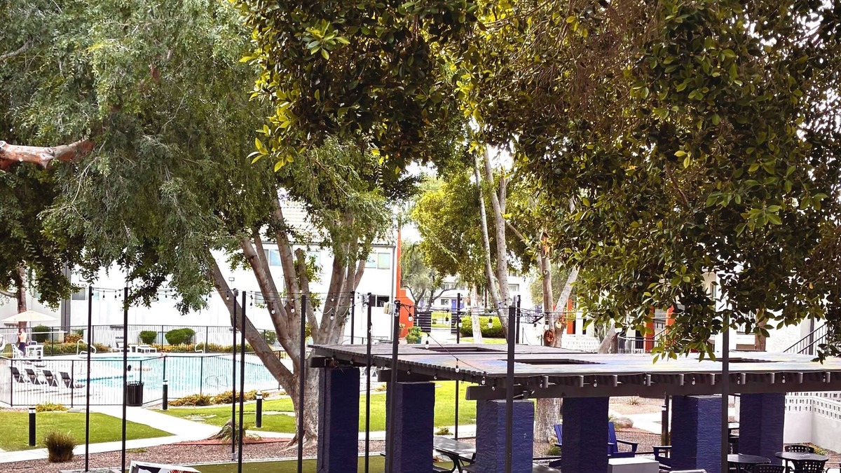 Tempe Apartment | Airport,ASU,fall ball, spring training, 2desks, balcony, king bed, fiber Wi-Fi