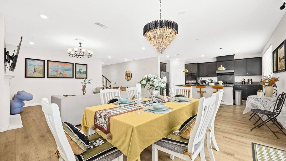Ontario House | Airport/New/Clean/Large Space/King Bed/3 TVS
