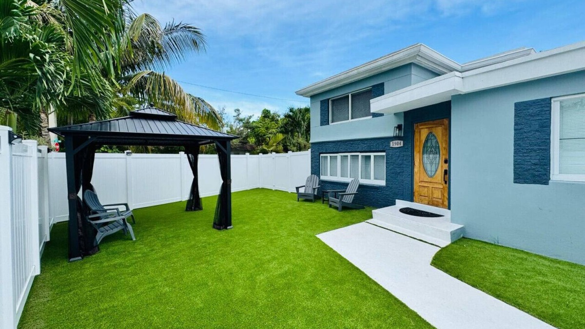 Edgewood House | Airport Retreat: Extended Stay Near Airport 2 Min!