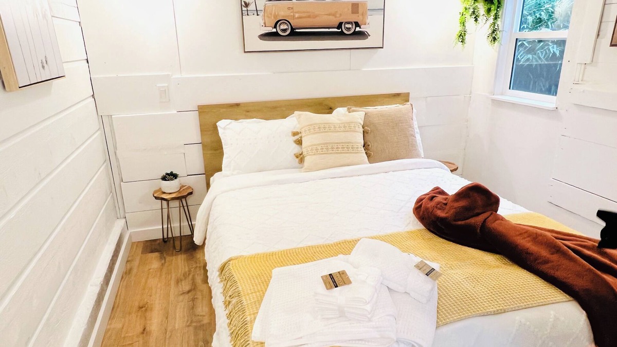 North Saanich Cottage | Airport suite