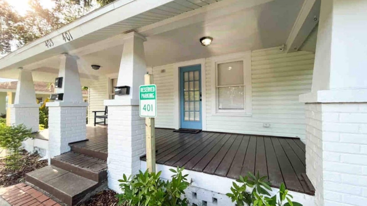 Dixieland Condo | Airy and spacious duplex, centrally located in Lakeland downtown