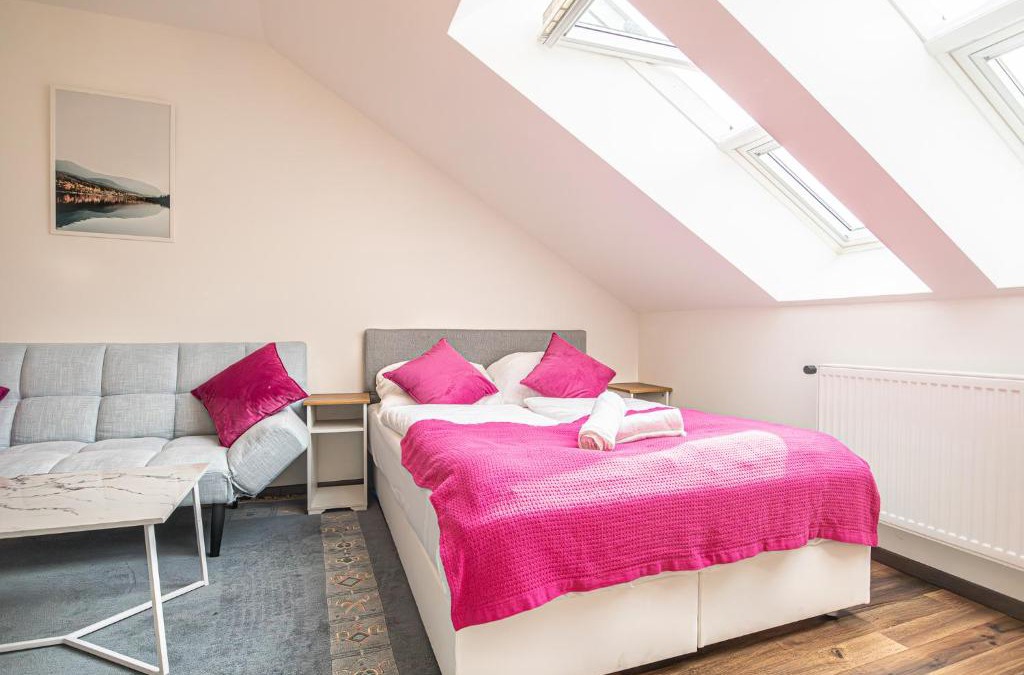 Penzing Apartment | Airy Attic Apt.: Stylish Studio at Penzing Area