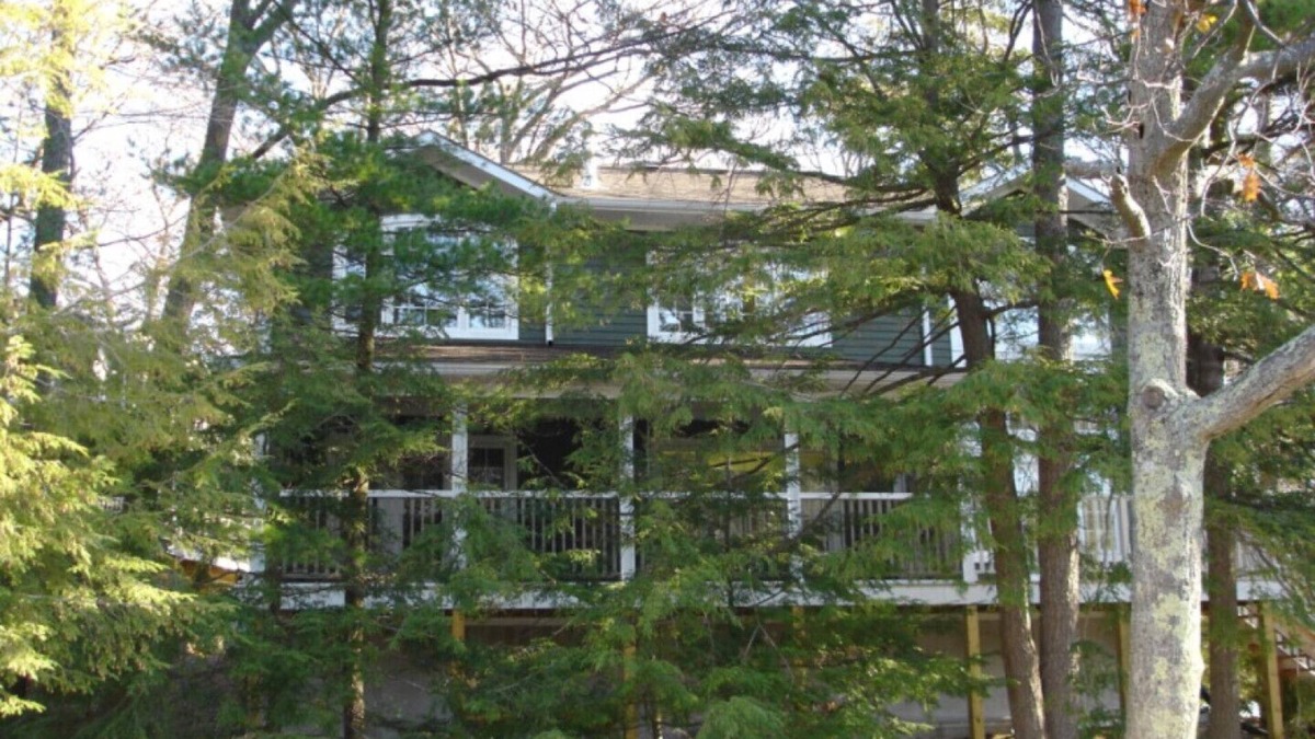 Port Carling Cottage | Airy Cottage, Boathouse, & Docks ~ Southwest Exposure in the Hub of Port Carling