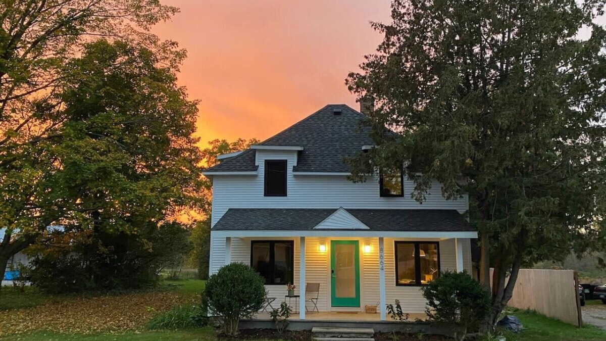 Maple City House | Airy Fake Rock Guesthouse in Leelanau County