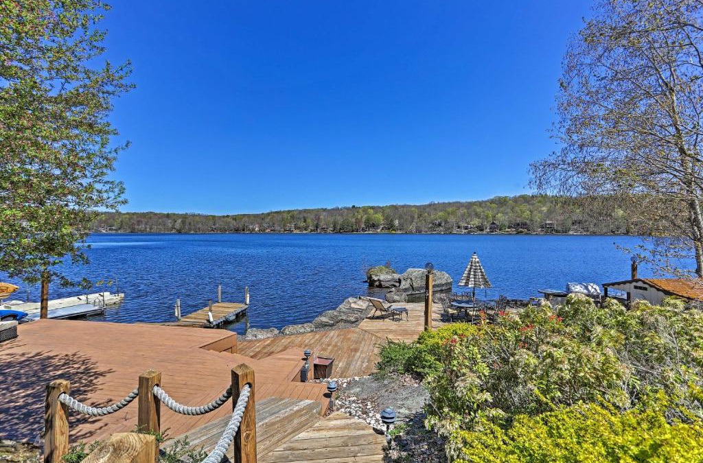 Lake Ariel House | Airy Lake Ariel Home with Private Dock and Kayaks!