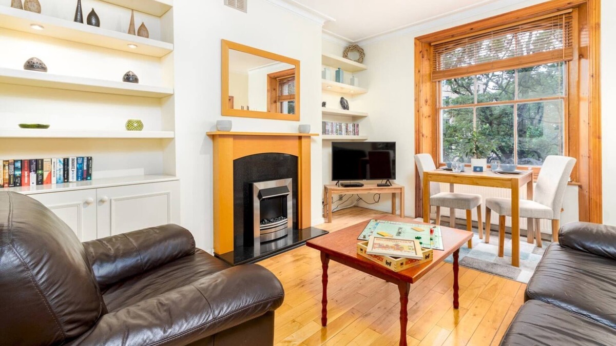 Askew Apartment | Airy Shepherds Bush Apartment