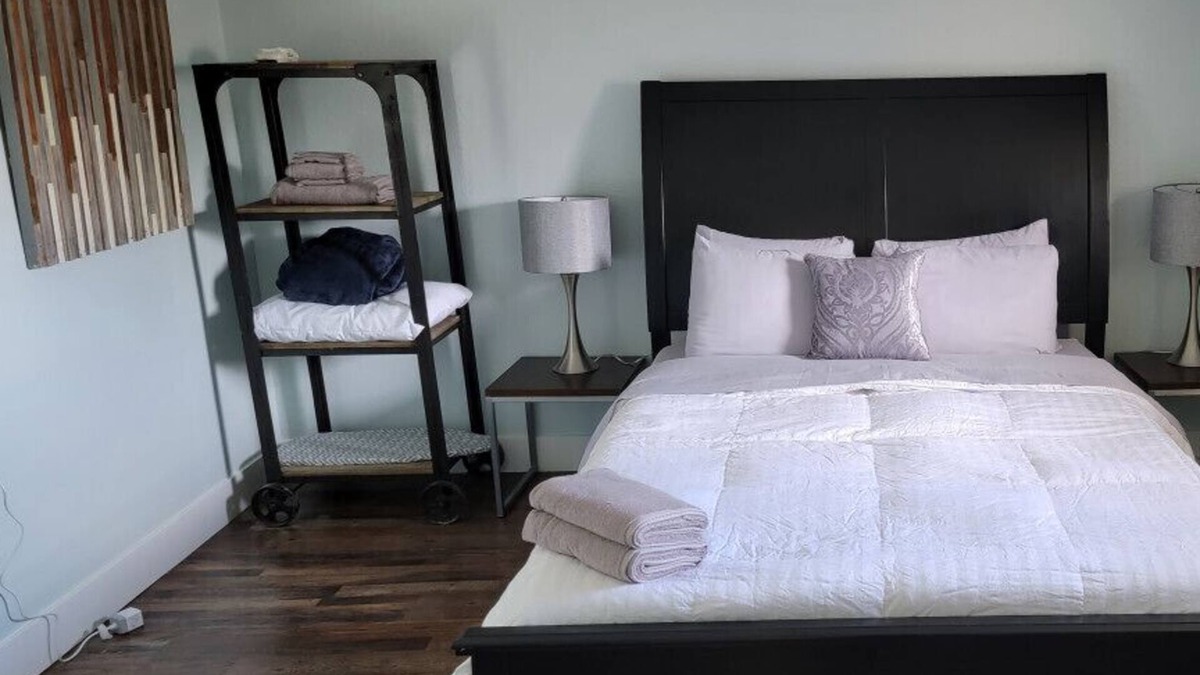 North Star Cottage | AK Outback - 10 minute walk to restaurants & trails - Convenient Location - #4 Slumber Village