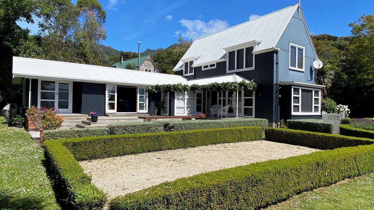 Akaroa House | Akaroa romantic retreat with stream boundary, native bush, bird song, privacy.