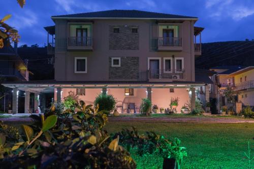 Perama Hotel | Akrolimnion Hotel