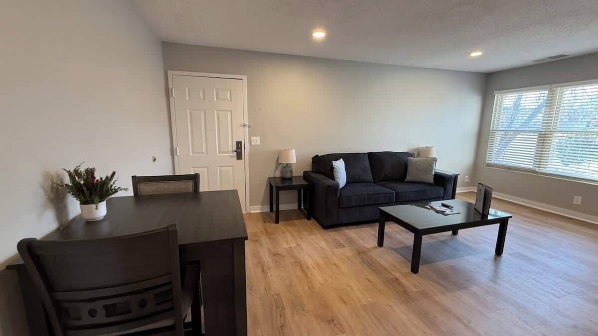 South Central Omaha Apartment | Aksarben, second floor, w/on-site parking