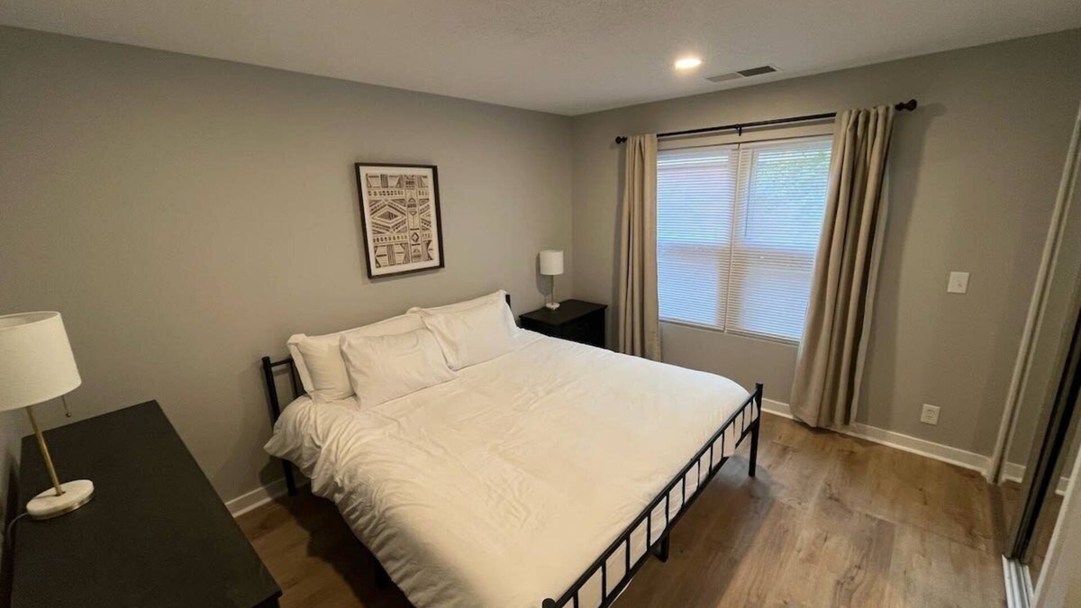 South Central Omaha Apartment | Aksarben View One Bedroom