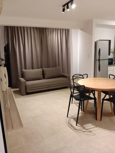 La Plata Apartment | Alójate 12 - Moderno y luminoso - 4 o 2 personas Zona Hospital Español-Estadio Unico