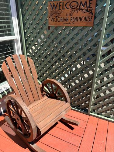Alameda Apartment | Alameda 3BR Penthouse 2 blocks to downtown 3 blocks to the beach AC and 2 free parking spaces