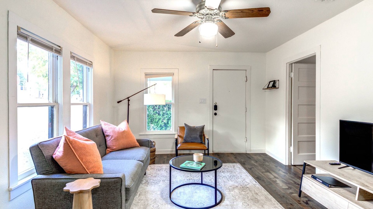 San Marcos House | ALAMO HAUS: Quiet Neighborhood, Cozy Charm, Walk to TXST, Fenced Yard, Clean!