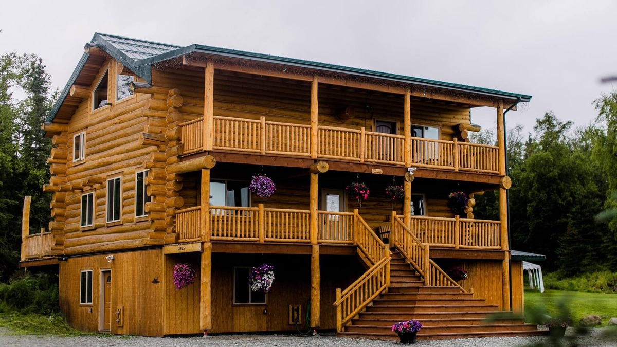 Palmer Bed & Breakfast | Alaska Knotty Pine Lodge /Bed and breakfast in Palmer AK.