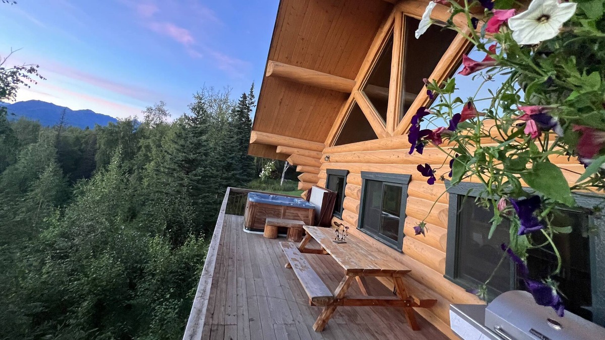 Palmer House | Alaska Knotty Pine Mountain View Vacation Home