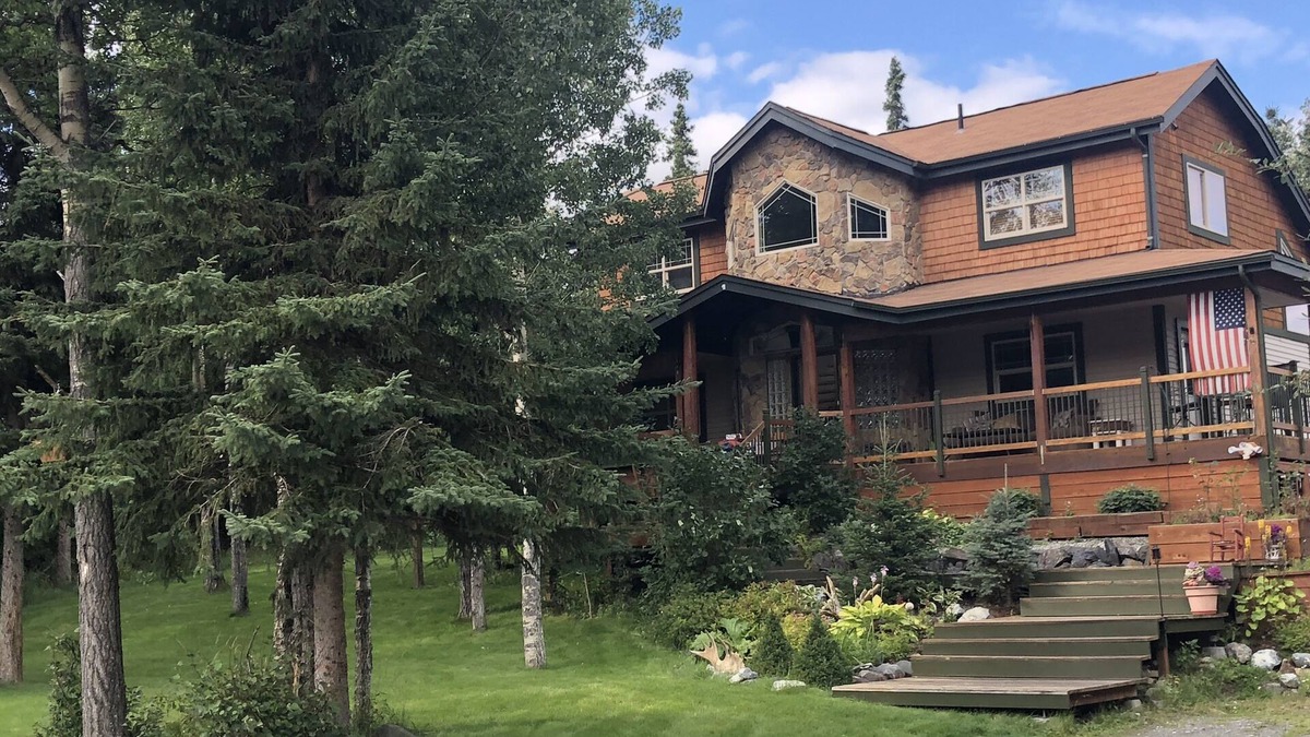 Mid-Hillside House | Alaskan lodge-like living - 15 min to city - 5 min to great hikes