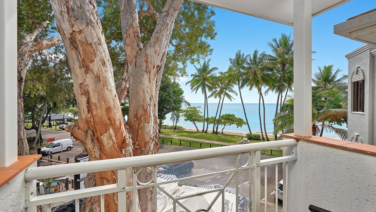 Palm Cove Apartment | Alassio Beachfront Apartment 302